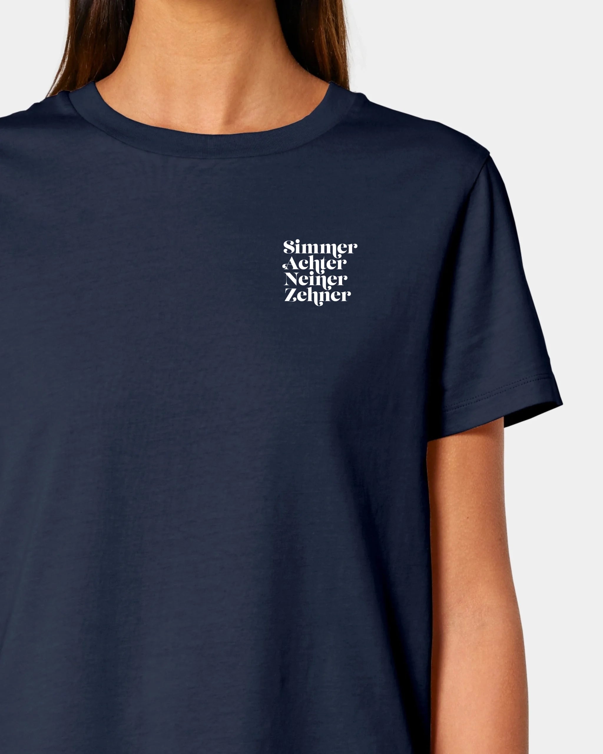 heiter-laessig-muser-mockup-close-up-french-navy